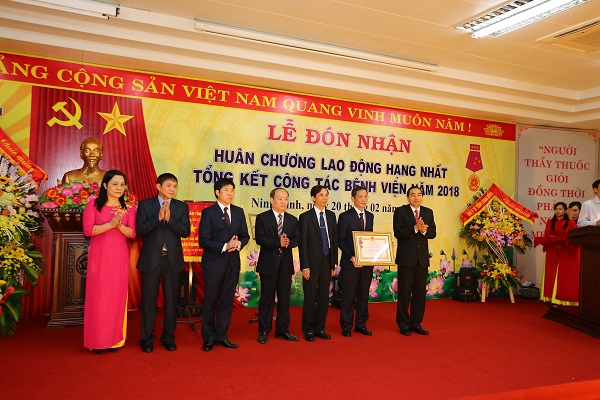 Bệnh viện Đa khoa tỉnh Ninh Bình đón nhận Huân chương Lao động hạng nhất