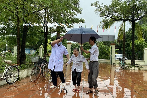 Bệnh viện Đa khoa tỉnh Ninh Bình thực hiện nhiều chính sách ưu tiên đối với việc chăm sóc sức khỏe người cao tuổi. 