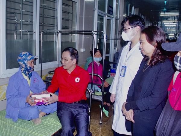 Hội Chữ thập đỏ tỉnh Ninh Bình tặng quà bệnh nhân.