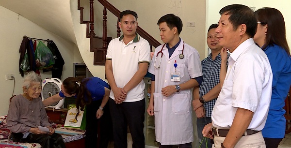 Đoàn thanh niên Bệnh viện Đa khoa tỉnh Ninh Bình thăm, tặng quà Mẹ Việt Nam anh hùng nhân dịp Tháng hành động vì người cao tuổi.