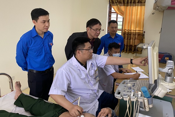 Khám, tư vấn sức khỏe, cấp phát thuốc miễn phí cho đối tượng chính sách, người có hoàn cảnh khó khăn tại xã Gia Phong, huyện Gia Viễn, tỉnh Ninh Bình.
