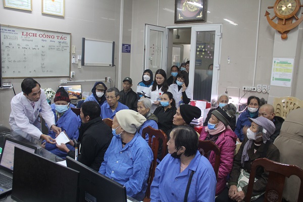 Trao quà Tết cho người bệnh khó khăn, mắc bệnh hiểm nghèo điều trị tại Bệnh viện Đa khoa tỉnh Ninh Bình.
