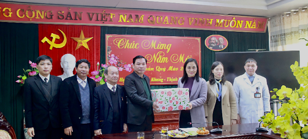 Đồng chí Phó Chủ tịch thường trực Ủy ban Nhân dân tỉnh Ninh Bình thăm, chúc tết Bệnh viện Đa khoa tỉnh nhân dịp tết Nguyên đán Quý Mão năm 2023.