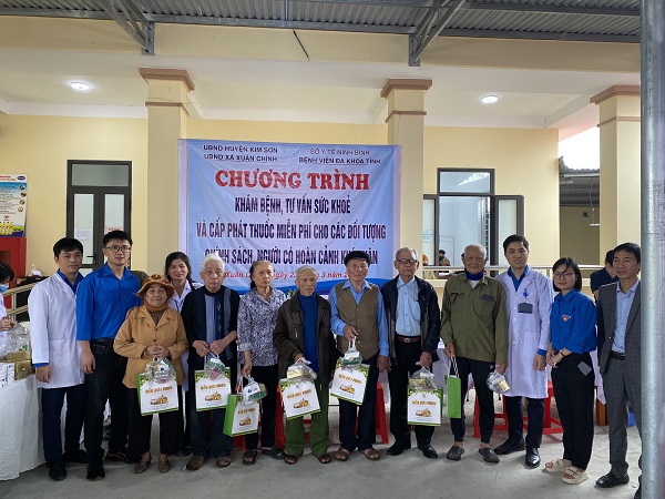 Khám, tư vấn sức khỏe, cấp phát thuốc miễn phí cho đối tượng chính sách, người có hoàn cảnh khó khăn tại xã Xuân Chính, huyện Kim Sơn, tỉnh Ninh Bình.