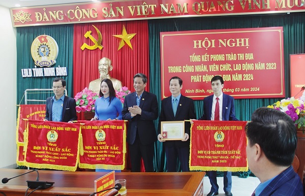 Bệnh viện Đa khoa tỉnh Ninh Bình nhận Cờ thi đua của Tổng Liên đoàn Lao động Việt Nam.