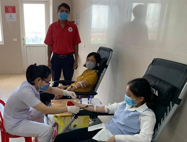 50 tình nguyện viên nhóm máu A tham gia hiến máu cứu người tại Bệnh viện Đa khoa tỉnh Ninh Bình.