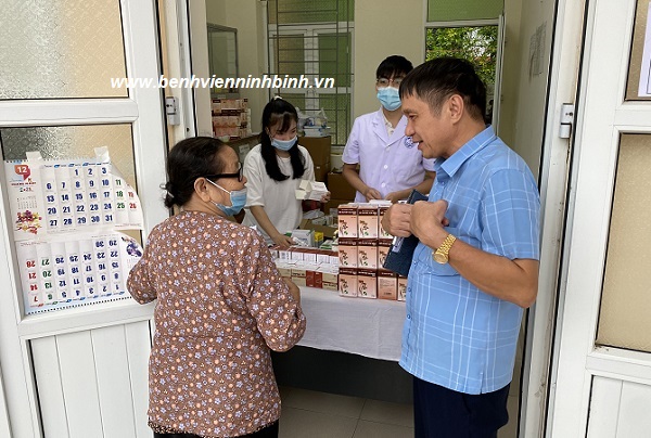 Khám, tư vấn sức khỏe, cấp phát thuốc miễn phí cho người cao tuổi tại xã Trường Yên, huyện Hoa Lư, tỉnh Ninh Bình.