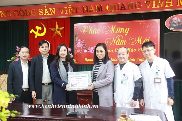 Đồng chí Bí thư Đảng ủy khối Cơ quan và doanh nghiệp tỉnh Ninh Bình thăm, chúc tết Bệnh viện Đa khoa tỉnh nhân dịp Tết Nguyên đán Quý Mão 2023.