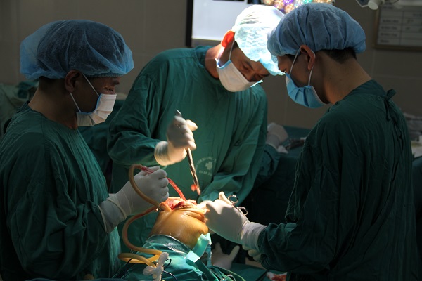 Các BS tiến hành phẫu thuật khớp gối trái cho bệnh nhân